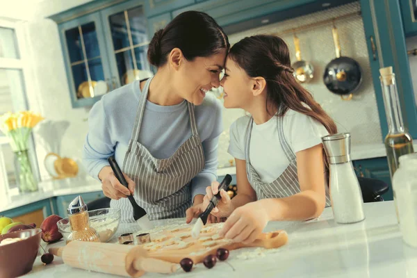 Doce mãe amorosa e criança se divertindo na cozinha — Fotografia de Stock