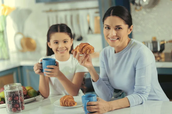 Família alegre bebendo chá pela manhã — Fotografia de Stock