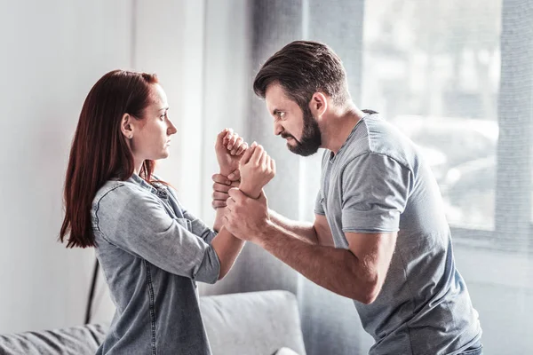 Emotional unglücklicher Mann streitet mit seiner Frau — Stockfoto