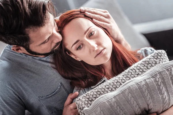 Depressive junge Frau liegt auf der Schulter ihres Mannes — Stockfoto