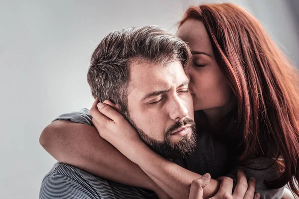 Красивая молодая женщина целует своего парня — стоковое фото