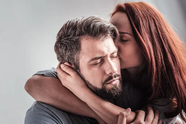 güzel bir genç kadın sevgilisi öpüşme