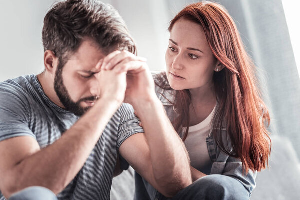 Милая приятная женщина беспокоится о своем парне
