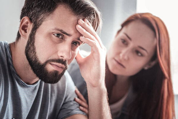 Грустный мрачный человек думает о своих проблемах
