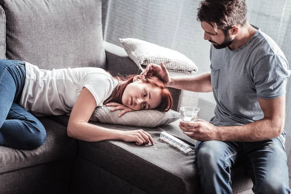 Agradable hombre cariñoso que se preocupa por su esposa — Foto de Stock