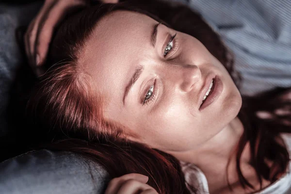 Retrato de una mujer deprimida y sombría — Foto de Stock