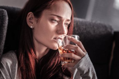 Alkol bağımlılığı olan mutsuz depresif kadın