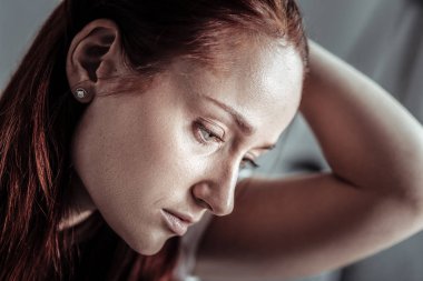 Genç kadın bu dokunaklı saç yakın çekim