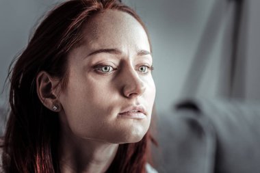 Düşünceli kadın kişi depresif ruh hali olan