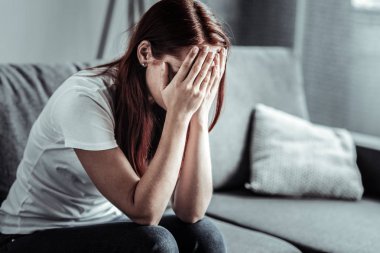 Derin depresyon olmak üzgün kız