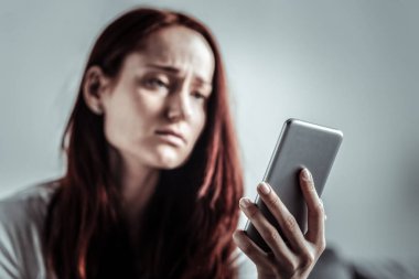 Erkek odaklı resmi el bu holding smartphone