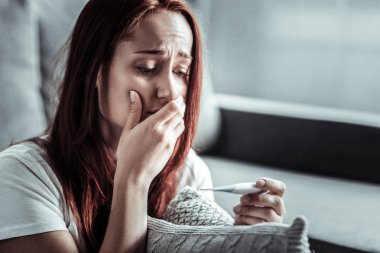 sürpriz genç kadının ağzına kapsayan