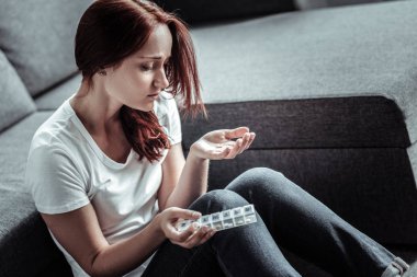 Depresif kadın kişi hapları sayma