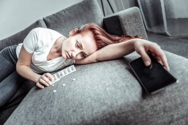 Hayal kırıklığına uğramış kız Organizatör tabletler için holding