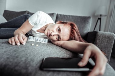 Onun Gadget'ı alarak depresif genç kadın