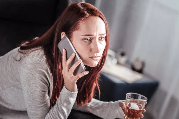 Мутова молода жінка має телефонну розмову — стокове фото