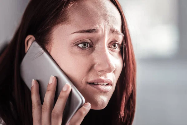 Κατάθλιψη νεαρή γυναίκα παίρνει στο τηλέφωνο — Φωτογραφία Αρχείου
