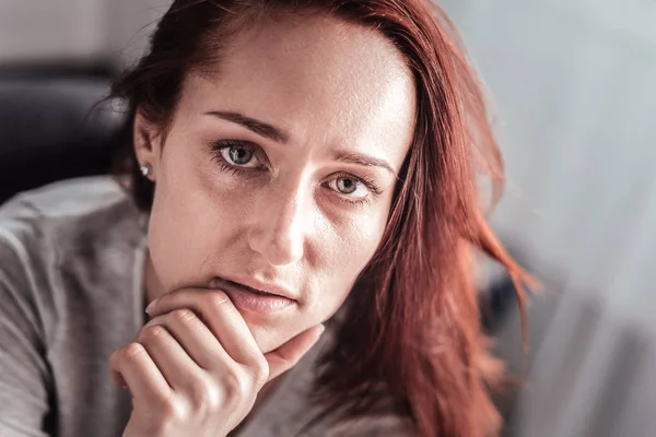 Retrato de una mujer deprimida y pensativa — Foto de Stock