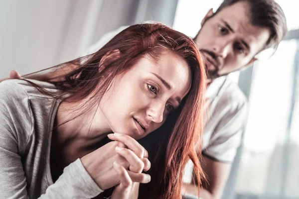 Ongelukkige jonge vrouw die lijden aan depressie — Stockfoto