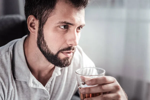 Retrato de un triste y sombrío hombre bebiendo — Foto de Stock