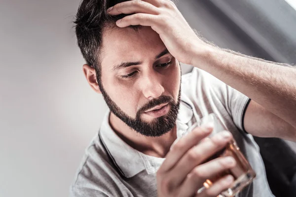 Homme déprimé sans pom-pom girl regardant le verre — Photo