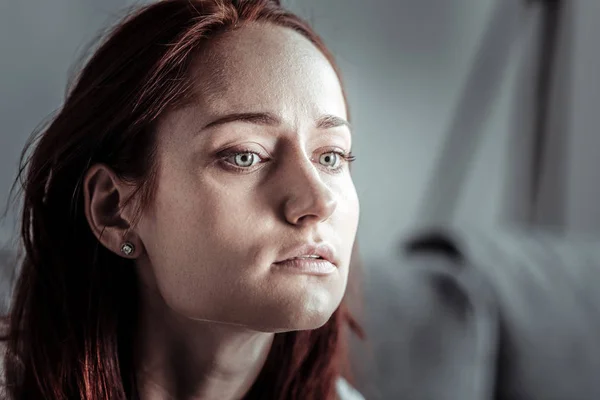 Tankeväckande kvinnlig person som har depressiva humör — Stockfoto