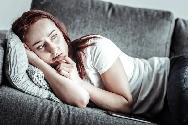 Mujer reflexiva creando un nuevo plan — Foto de Stock