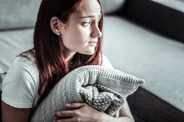 Depresso ragazza essere in profondità nei pensieri — Foto Stock