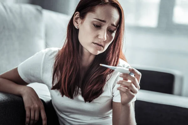 Triste donna dai capelli lunghi che ha problemi — Foto Stock