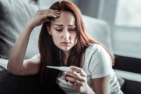 Ritratto di donna premurosa che controlla la temperatura — Foto Stock