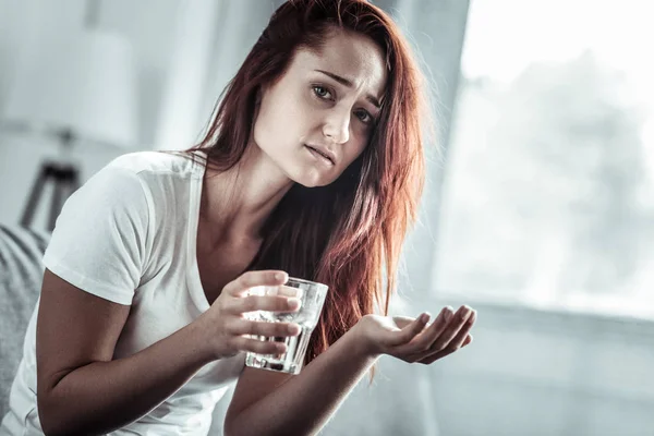 Besorgte Frau blickt in Kamera — Stockfoto