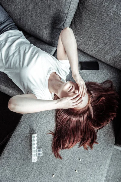 O femeie obosită care închide ochii — Fotografie, imagine de stoc