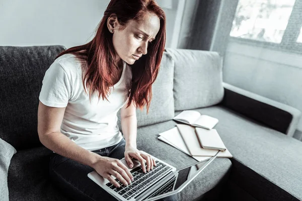 Aufmerksame junge Frau tippt Nachricht — Stockfoto