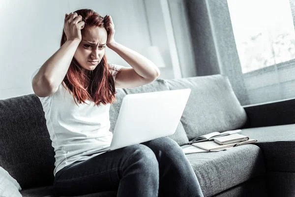 Irriterad kvinnliga person att röra hennes huvud — Stockfoto