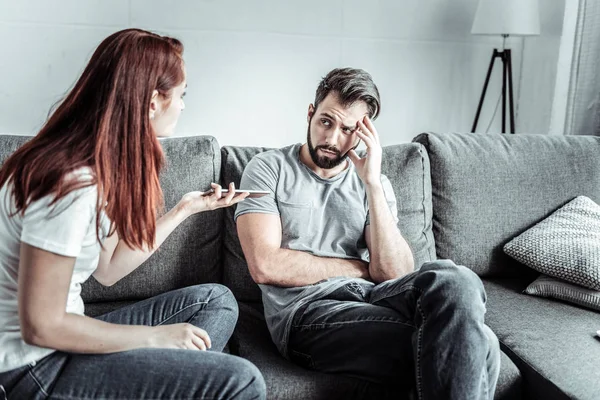 Negativní radost vousatý muž poslouchá svého partnera — Stock fotografie