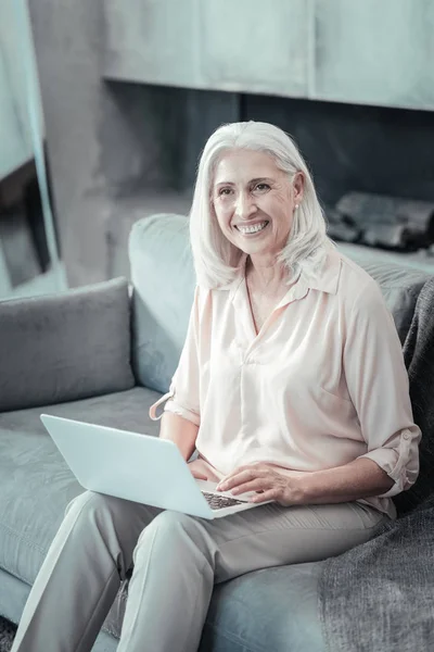 Alegre anciana sosteniendo netbook — Foto de Stock