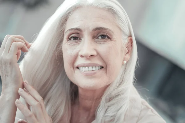 Портрет приятной пожилой женщины — стоковое фото