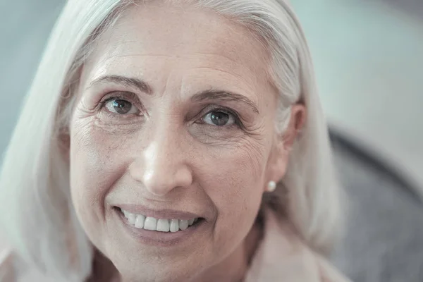 Gesicht einer schönen alten Frau — Stockfoto