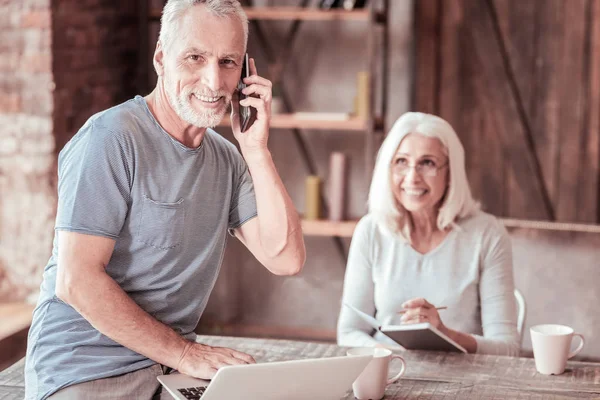 Retrato de homem idoso falando no celular — Fotografia de Stock