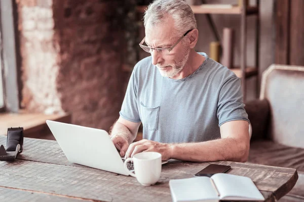 Close up van attente man met een laptop — Stockfoto