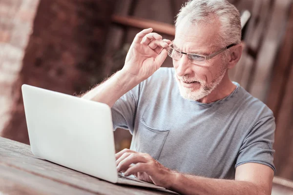 Close up de homem idoso com um laptop — Fotografia de Stock