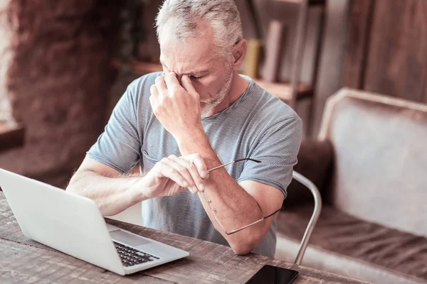 Vieil homme fatigué touchant ses yeux — Photo