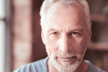 Tür yürekli yaşlı adam yakın çekim