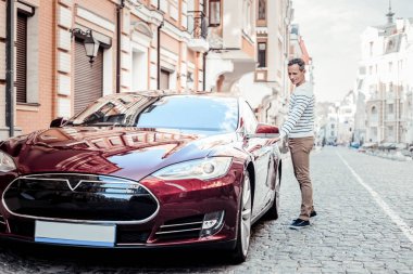 Mutlu erkek kişi arabasını açma