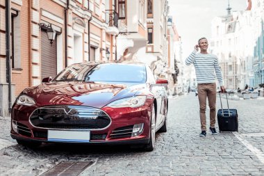 Mutlu erkek arabasına doğru gidiyor