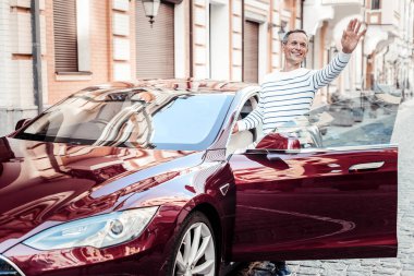 Mutlu adam elini sallayarak