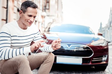 Gizemli erkek kişi cihazını kullanarak