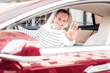 Mutlu erkek kişi elini sallayarak