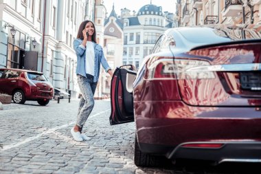 Çekici uzun saçlı kadın onun arkadaşı ile iletişim