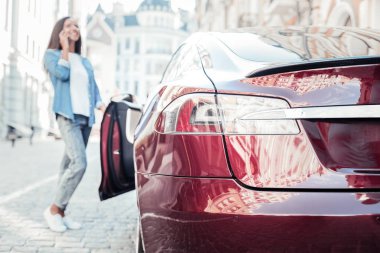 Kırmızı arkadan görünüm otomatik ön o ayakta